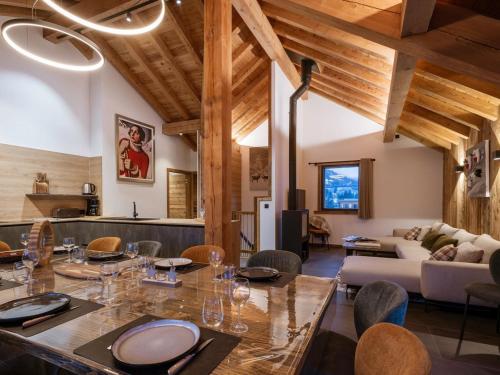 - une salle à manger et un salon avec des plafonds en bois dans l'établissement Chalet en triplex pour 14 personnes avec Wifi, parking et terrasse - FR-1-263-546, à Valloire