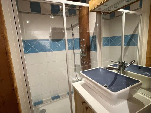 Koupelna v ubytování Appartement élégant 3 chambres au cœur de Samoëns - FR-1-629-143