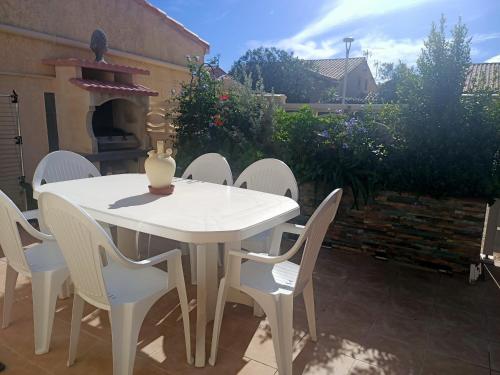 Photo de la galerie de l'établissement Villa T3 Mezzanine 4 Pers, Parking, BBQ, Proche Mer - FR-1-799-47, au Barcarès