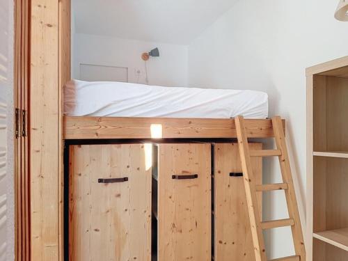 une chambre avec un lit superposé avec une échelle dans l'établissement Studio agréable à La Daille, accès direct ski - FR-1-518-166, à Val dʼIsère