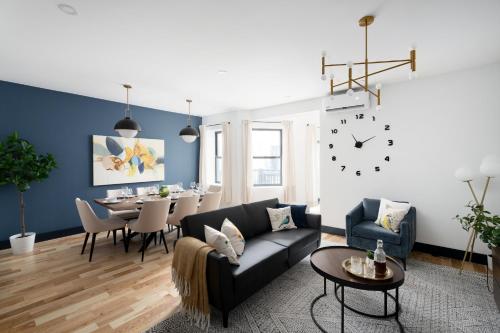a living room with a couch and a table at Les Residences Saint Laurent- Parc Mont Royal in Montréal