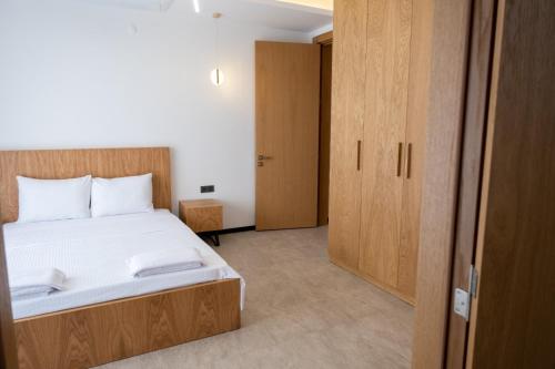 a small bedroom with a bed and a door at Çeşme merkez 4 oda odalarbanyolu in Cesme