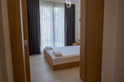 a bedroom with a bed and a large window at Çeşme merkez 4 oda odalarbanyolu in Cesme
