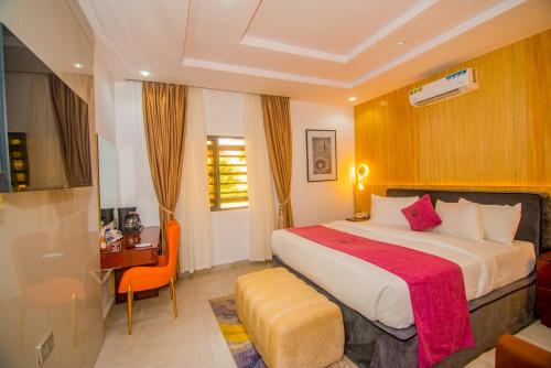 Postel nebo postele na pokoji v ubytování Purple Lavender Hotel Lekki