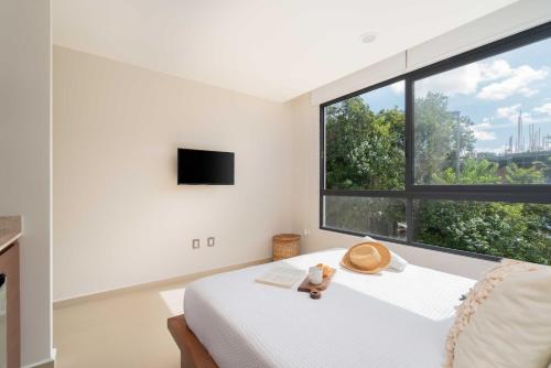 Ένα ή περισσότερα κρεβάτια σε δωμάτιο στο Phimai Suite & Infinity pool, fast Wifi, Nespresso & Netflix