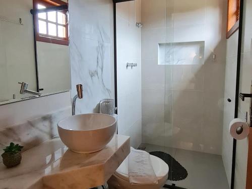 Bilik mandi di Pousada Chico Anjo