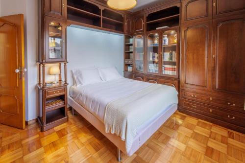 Un dormitorio con una cama y armarios de madera. en Villa Vez, en Arcos de Valdevez