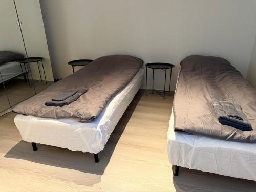 due letti uno accanto all'altro in una stanza di La Casa De Kotka a Kotka