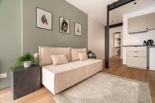 un salon avec un canapé et une cuisine dans l'établissement Stunning new apartments in Paris, à Paris