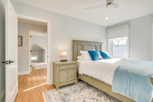 埃文斯顿2 Mi to Northwestern Updated Home with Game Room!的一间卧室，配有一张带蓝色枕头的床和一扇窗户
