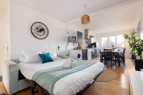 une chambre avec un grand lit avec un animal en peluche dessus dans l'établissement Appartement 4 Chambres, à Champigny-sur-Marne