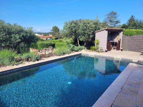 Photo de la galerie de l'établissement Maison avec piscine, oliviers, belle vue, au calme, à Trans-en-Provence