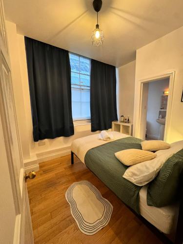 Postel nebo postele na pokoji v ubytování Cool Place Holborn