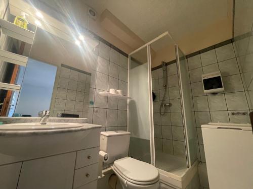 une salle de bain avec toilettes, douche et lavabo dans l'établissement Argelès T2 proche plage avec parking et patio - FR-1-309-489, à Argelès-sur-Mer