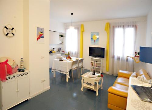 Televiisor ja/või meelelahutuskeskus majutusasutuses "Canal View", appartamento ampio e luminoso, con splendida vista sul canale e sul ponte romano, free parking, AC, WIFI
