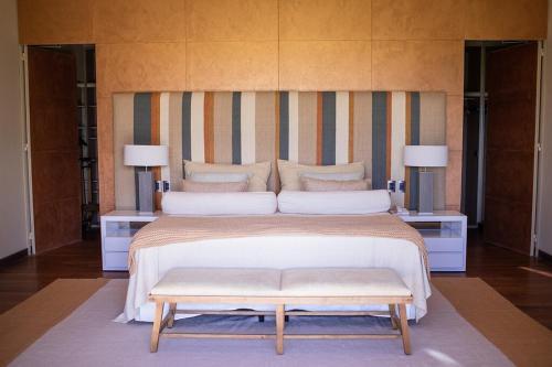 une chambre avec un grand lit blanc avec deux lampes dans l'établissement Finca Concepto Private Luxury At Alfa Crux, à San Carlos