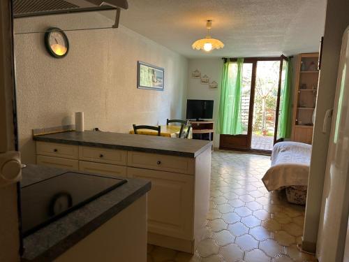 Photo de la galerie de l'établissement Villa T3 au centre de Saint-Cyprien, plage à 600m, idéale pour familles - FR-1-793-32, à Saint-Cyprien