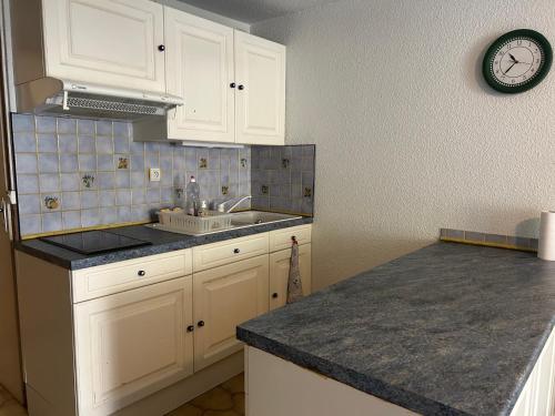 Photo de la galerie de l'établissement Villa T3 au centre de Saint-Cyprien, plage à 600m, idéale pour familles - FR-1-793-32, à Saint-Cyprien