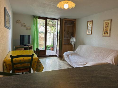 Photo de la galerie de l'établissement Villa T3 au centre de Saint-Cyprien, plage à 600m, idéale pour familles - FR-1-793-32, à Saint-Cyprien