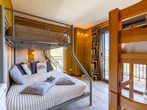 - une chambre avec des lits superposés dans l'établissement Grand Appart 13 pers. au pied des pistes à Saint-Lary-Soulan - FR-1-296-511, à Saint-Lary-Soulan