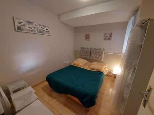 - une petite chambre avec un lit vert dans l'établissement Confortable 2 pièces cabine, 6 pers, parking à Marseillan-Plage - FR-1-326-839, à Marseillan