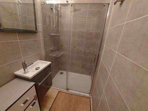 La petite salle de bains est pourvue d'une douche et d'un lavabo. dans l'établissement Confortable 2 pièces cabine, 6 pers, parking à Marseillan-Plage - FR-1-326-839, à Marseillan
