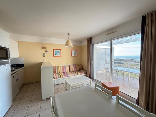 - une cuisine avec un canapé et une vue sur l'océan dans l'établissement Appartement 2 chambres avec piscines chauffées et parking aux Sables-d'Olonne - FR-1-197-615, à Les Sables-dʼOlonne