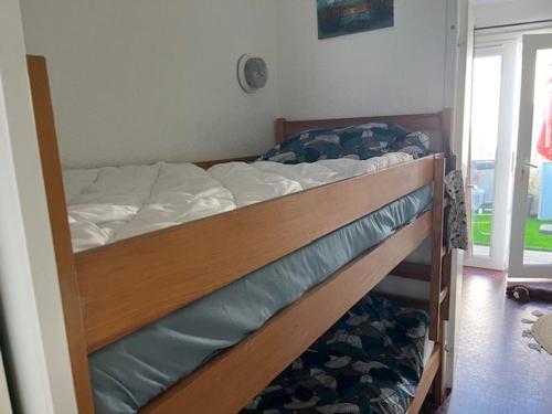 Ce dortoir comprend des lits superposés. dans l'établissement T2 Cabine RdC - Près Plages, Animaux Bienvenus - FR-1-749-81, au Cap d'Agde