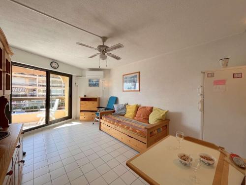 un salon avec un canapé et une table dans l'établissement Appartement 2 pièces à Fréjus, proche plage - FR-1-226A-199, à Fréjus