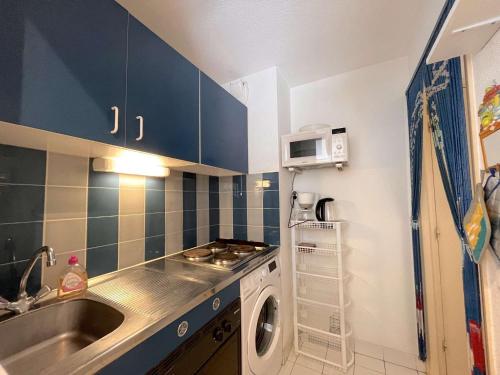 une cuisine avec un évier et une machine à laver dans l'établissement Appartement 2 pièces à Fréjus, proche plage - FR-1-226A-199, à Fréjus