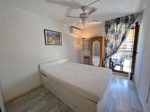 une chambre avec un lit et un ventilateur de plafond dans l'établissement Appartement 2 pièces à Fréjus, proche plage - FR-1-226A-199, à Fréjus