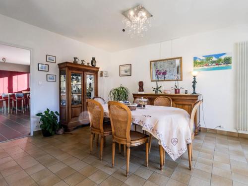 une salle à manger avec une table et des chaises dans l'établissement Maison spacieuse à 800m plage, jardin, animaux admis, parking, WiFi - FR-1-306-1294, à Saint-Brévin-les-Pins