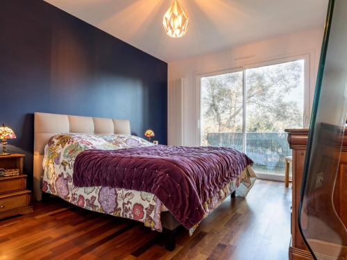 une chambre avec un lit et une grande fenêtre dans l'établissement Maison spacieuse à 800m plage, jardin, animaux admis, parking, WiFi - FR-1-306-1294, à Saint-Brévin-les-Pins