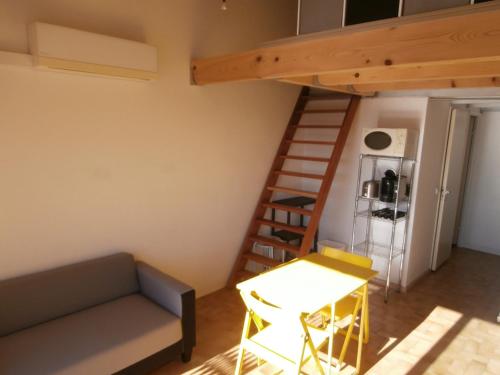 - un salon avec un canapé et une mezzanine dans l'établissement Studio Mezzanine Climatisé avec Piscine & Tennis - 4P - FR-1-799-48, au Barcarès