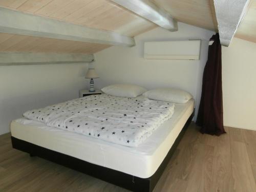 Ce lit se trouve dans un dortoir doté d'une mezzanine. dans l'établissement Studio Mezzanine Climatisé avec Piscine & Tennis - 4P - FR-1-799-48, au Barcarès