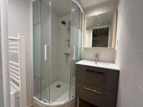 une salle de bain avec une douche en verre et un lavabo dans l'établissement Studio Mezzanine Climatisé avec Piscine & Tennis - 4P - FR-1-799-48, au Barcarès