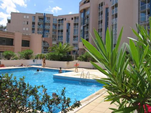 une piscine au milieu d'un immeuble dans l'établissement Charmant T2 avec piscine et garage à Sète - FR-1-472A-313, à Sète