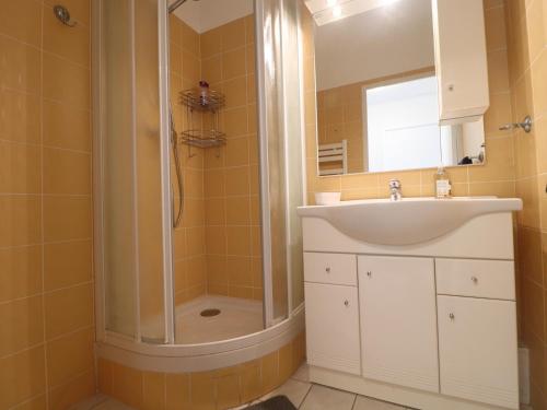 une salle de bain avec un lavabo et une douche dans l'établissement Charmant T2 avec piscine et garage à Sète - FR-1-472A-313, à Sète