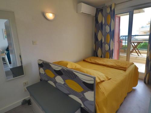 une petite chambre avec un lit et une fenêtre dans l'établissement Superbe T2 rénové au dernier étage avec terrasse à Sète - FR-1-472A-312, à Sète