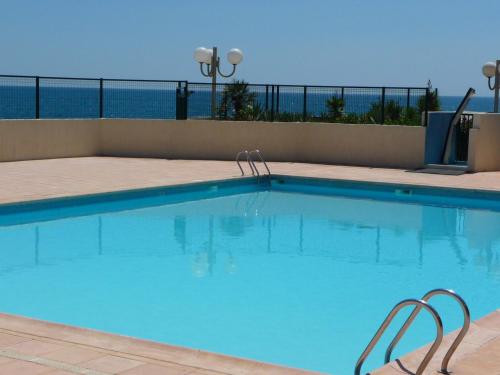 une piscine avec vue sur l'océan dans l'établissement Superbe T2 rénové au dernier étage avec terrasse à Sète - FR-1-472A-312, à Sète