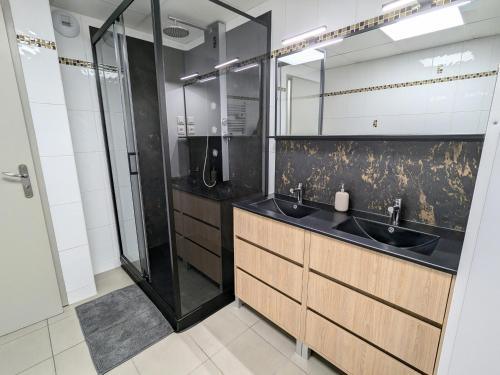 une salle de bain avec deux lavabos et une douche dans l'établissement Spacieux appartement 3 chambres, proche ski et nature, WiFi, parking, animaux admis - FR-1-589-782, à Cornimont