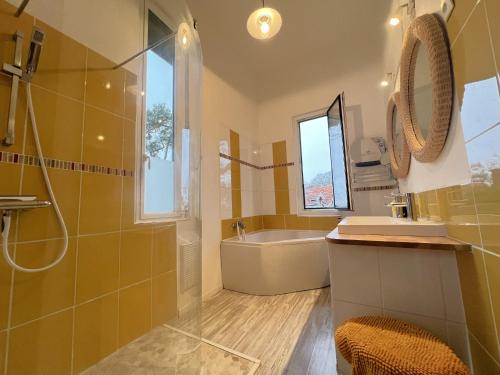 une salle de bain avec une baignoire, un lavabo et une douche dans l'établissement Élégante Villa Arcachonnaise au cœur d'Arcachon - FR-1-474-271, à Arcachon