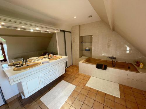 un ampio bagno con due lavandini e una vasca di Gîte viticole tout inclus, jardin 3000m², vélos offerts, proche Saumur-Chinon-Langeais - FR-1-381-606 a Benais