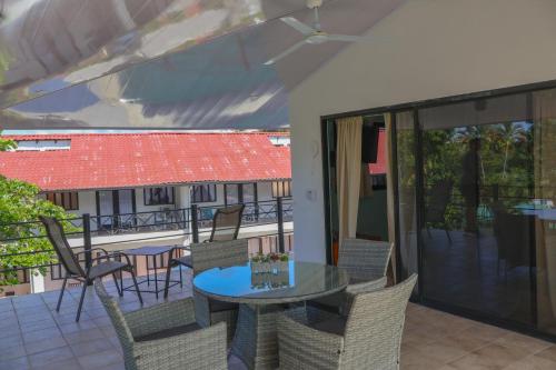 a patio with a table and chairs on a balcony at Condiminium Villas Mymosa in Manuel Antonio