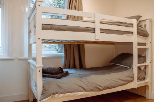 a couple of bunk beds in a room at Spacious 13-Bed in the Heart of Headingley in Headingley