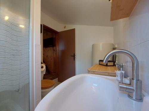 un bagno con vasca, WC e lavandino di Chalet cosy et romantique avec terrasse en Eure-et-Loir - FR-1-581-148 a Châteaudun