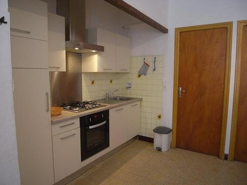 une cuisine avec un évier et une cuisinière four supérieur dans l'établissement Bel Appartement T3 Climatisé, 50m Plage, Parking - FR-1-776-119, à Argelès-sur-Mer