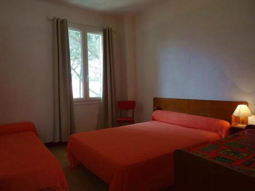 une chambre avec deux lits et une fenêtre dans l'établissement Spacieux 3 pièces à 50m de la plage avec balcon et climatisation - FR-1-776-120, à Argelès-sur-Mer