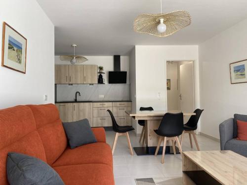 un salon avec un canapé et une table dans l'établissement Royan T3 Moderne - Bord De Mer - 6 Pers, Parking, Terrasse - FR-1-738-35, à Royan