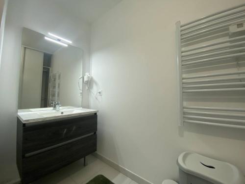 ein Badezimmer mit Waschbecken und Toilette in der Unterkunft Royan T3 Moderne - Bord De Mer - 6 Pers, Parking, Terrasse - FR-1-738-35 in Royan